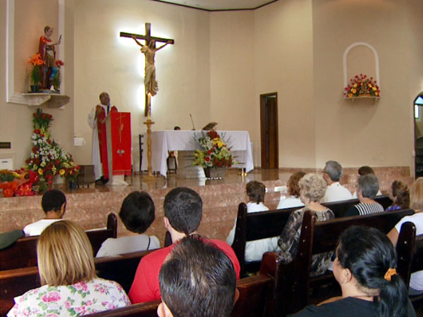 Missa na Paróquia Santo Expedito, em Campinas (Foto: Reprodução EPTV)