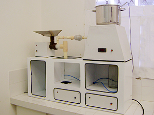 Pesquisadores usaram 'vaca mecânica' para produzir o extrato de amendoim em laboratório (Foto: Karoline Zilah/G1)