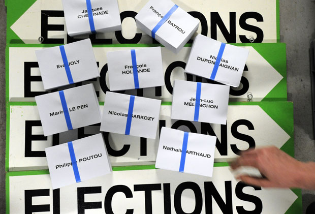 Cédulas com os nomes dos dez candidatos na eleição francesa são vistas em prédio municipal em Rennes nesta terça-feira (17) (Foto: AFP)