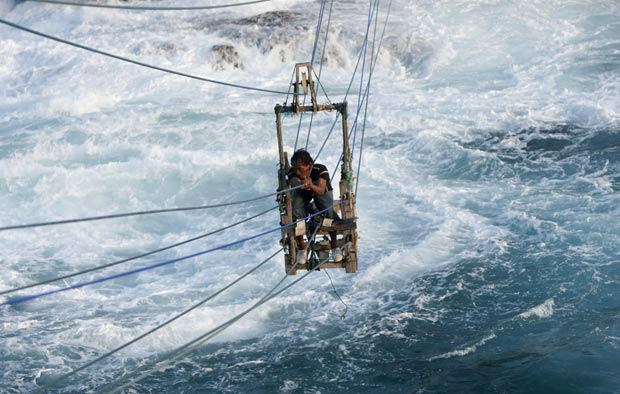 Pescador Siswanto construiu 'teleférico' para atravessar o mar em Gunung Kidul. (Foto: Dwi Oblo/Reuters)