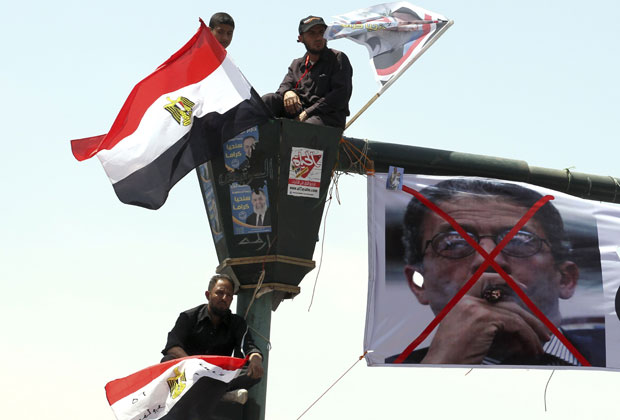Manifestantes erguem pôster contrário a Amr Moussa, ex-secretário-geral da Liga Árabe (Foto: Mohamed Abd El-Ghany/Reuters)