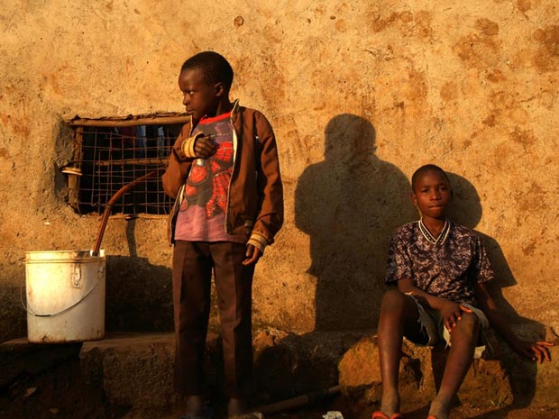 África tem grandes reservas subterrâneas de água que não chegam à população (Foto: BBC)