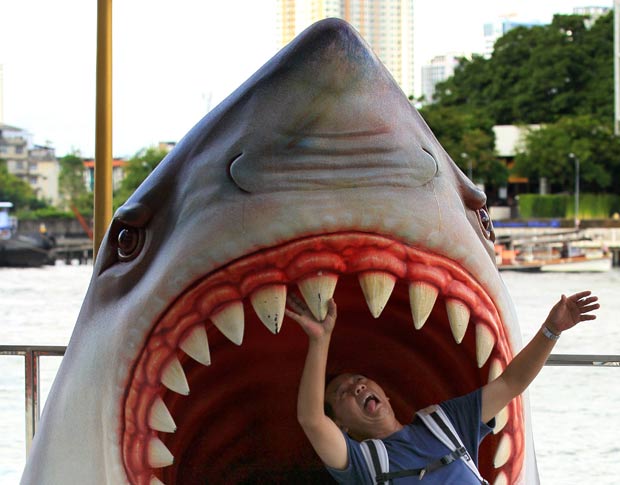 Escultura gigante de um tubarão virou atração em shopping em Bangcoc, na Tailândia. (Foto: Sakchai Lalit/AP)