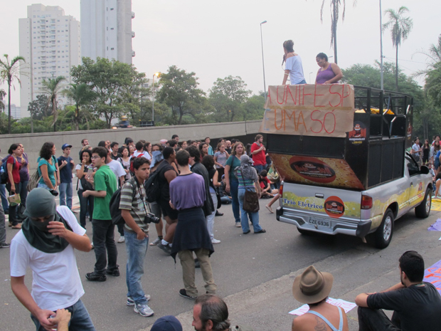 Alunos da Unifesp durante protesto na Zona Sul de SP (Foto: Rafael Sampaio/G1)
