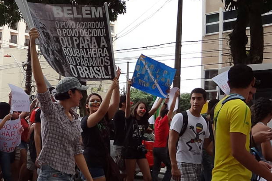 Estudantes participam de marcha contra a corrupção no 'Dia do Basta' em Belém