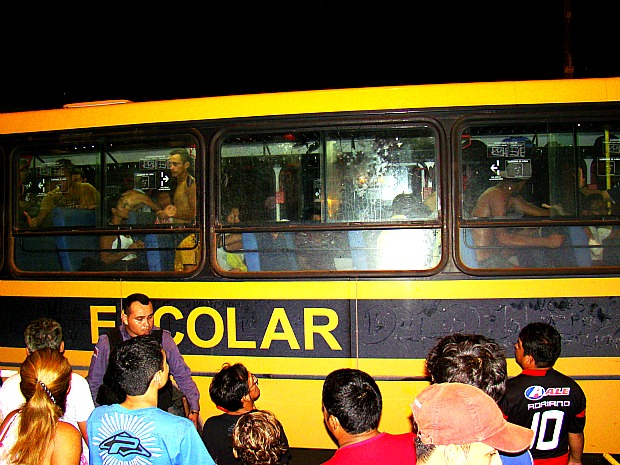 Ônibus escolar que era utilizado no transporte dos jogadores atropelou casal em motocicleta (Foto: Marcos Mendonça/ Divulgação)