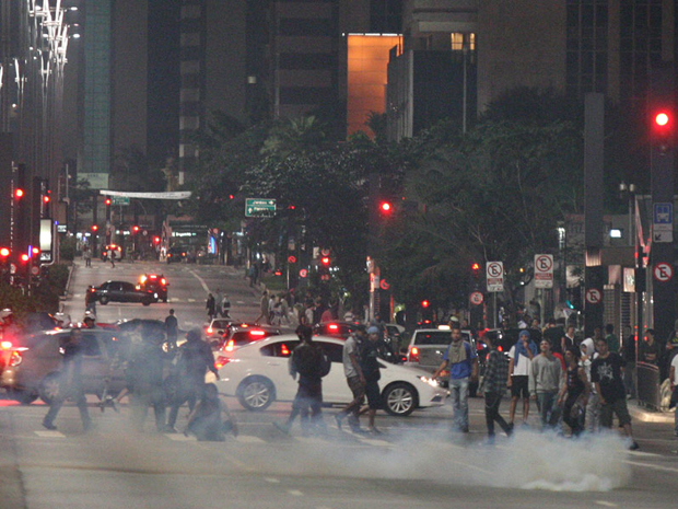 Bombas de gás lacrimogênio são jogadas na Avenida Paulista  (Foto: Marcio Fernandes/Agência Estado/AE)