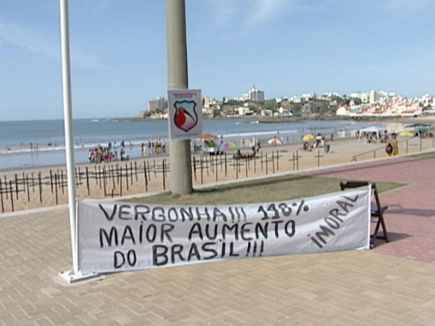 Protesto contra salário de vereadores em Guarapari (Foto: Reprodução/TV Gazeta)