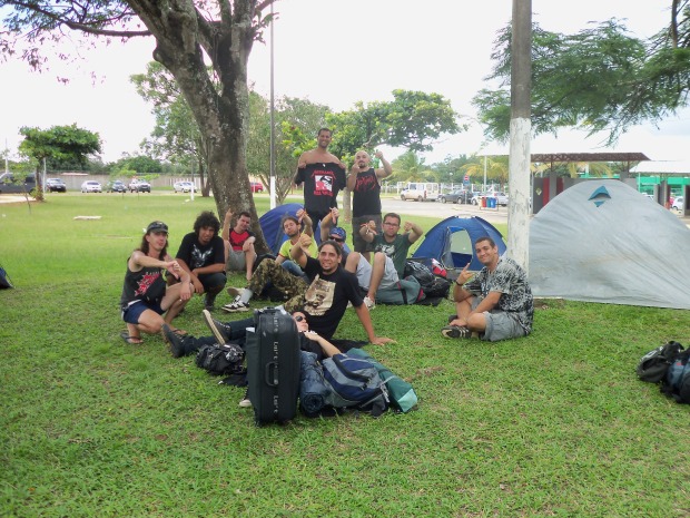 Sem ter para onde ir, o público do MOA resolveu acampar em frente ao aeroporto até a volta para casa (Foto: Igor Almeida)
