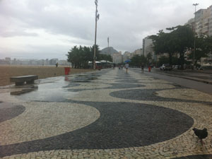 Com o mau tempo, pouca gente se arriscou a caminhar pelo calçadão de Copacabana (Foto: Christiano Ferreira/G1)