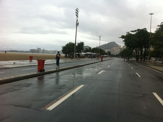 Orla de Copacabana, na Zona Sul do Rio, ficou vazia neste domingo (22) de chuva (Foto: Christiano Ferreira/G1)