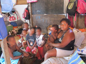 Daniele vive com os seis filhos e o marido na comunidade de catadores ao lado do lixão (Foto: Janaína Carvalho/G1)