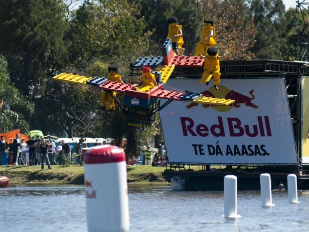 Vencem os competidores que sobrevoarem a mair distância sobre um rio (Foto: Marcelo Maragni/Divulgação )