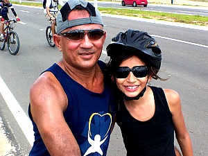 A pequena Marília Chagas, de 10 anos, e seu pai, Marcelo Costa, de 40, participaram da pedalada (Foto: Marcos Dantas/ G1 AM)