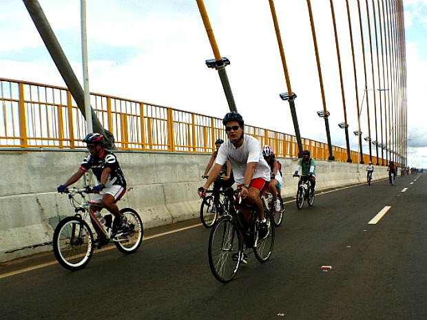 Ciclistas atravessaram a Ponte Rio Negro para fazer o plantio das mudas no município de Iranduba (Foto: Marcos Dantas/ G1 AM)