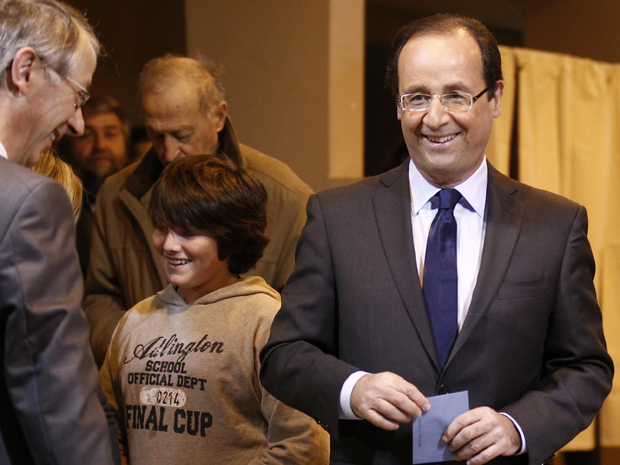 François Hollande é fotografado durante votação em 1º turno da eleição presidencial na França (Foto: REUTERS/Jacky Naegelen)