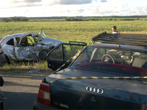 Carros ficaram destruídos (Foto: Arthur Vieira/Companhia Regional de Atendimento Pré-Hospitalar do Corpo de Bombeiros)