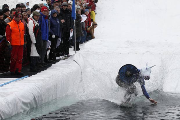 Usando uma cabeça de burro, snowboarder tenta atravessar a 'piscina' de 20 m. (Foto: Ilya Naymushin/Reuters)