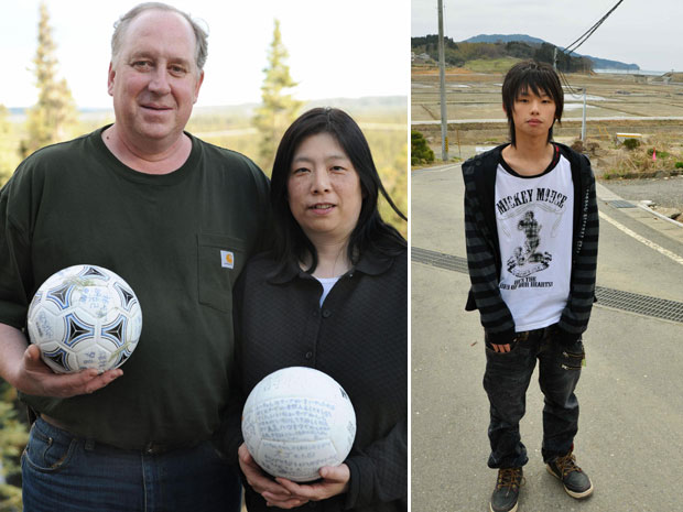 O casal americano posa com a bola encontrada (esq.), e o jovem japonês Misaki Murakami, de 16 anos, que diz ser o dono da bola (Foto: Reuters/Kyodo)