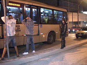ônibus foram quebrados após o Atletiba (Foto: Reprodução RPC TV)