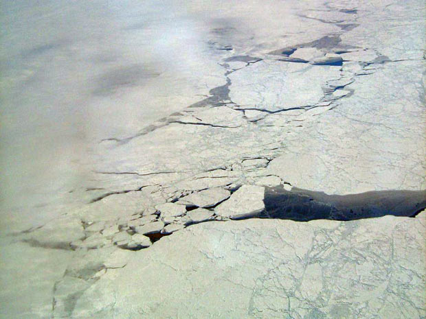 Imagem feita em abril de 2010 mostra fissura em calota polar e superfície do oceano exposta na região do Ártico. (Foto: Nasa/JPL)