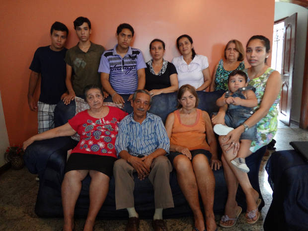 Família de Rosaflor Oliveira em Belém (PA) aguarda informações oficiais sobre o paradeiro da jovem (Foto: G1 PA)