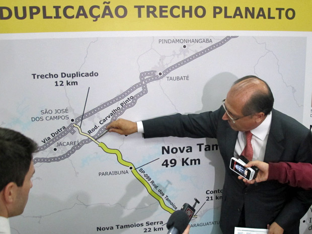Geraldo Alckmin mostra em mapa onde serão executadas as obras de duplicação na Rodovia dos Tamoios (Foto: Marcelo Mora/G1)