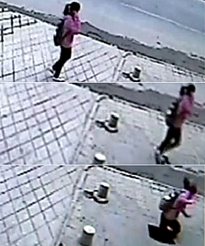 Calçada cede e chinesa cai em buraco; vídeo mostra momento (Reprodução)