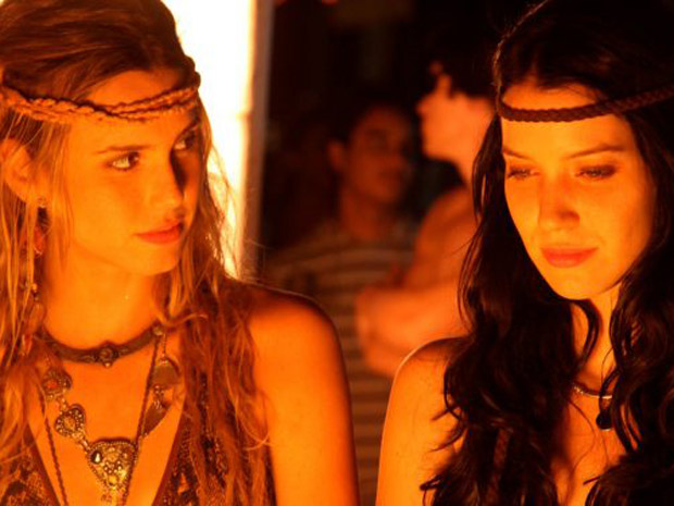 Lara (Lívia de Bueno) e Érika (Nathalia Dill) em cena do longa (Foto: Divulgação / Daniel Behr)