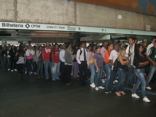 Filas na entrada da estação Corinthians-Itaquera, na Linha 3-Vermelha do Metrô (Foto: Letícia Macedo/G1)