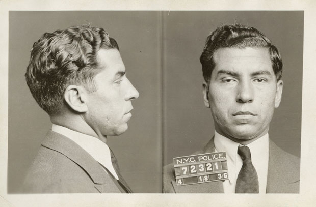 Prisão em 18 de abril de 1936 do mafioso ítalo-americano Charles 'Lucky' Luciano, que ficou conhecido como o 'fundador do sindicato nacional do crime' nos anos 1930 (Foto: AP/DA Case Files/New York City Municipal Archives)