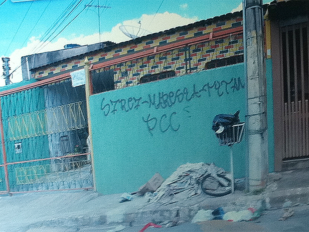 Operação desbarata quadrilha de tráfico de drogas e roubo na Candangoländia após investigar pichações com a sigla do grupo criminoso nos muros de casas da cidade. (Foto: Rafaela Céo/G1)
