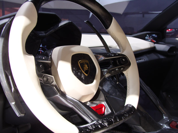 Interior do Lamborghini Urus (Foto: Paula Ramón/G1)