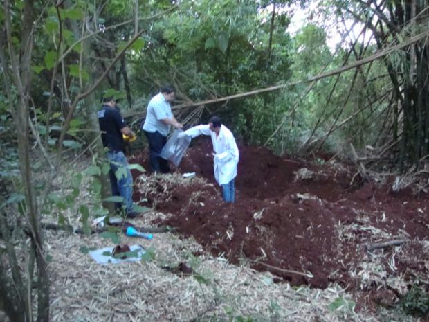 Polícia Civil recolhe ossada encontrada depois de confissão em Jaú, SP (Foto: Polícia Civil)