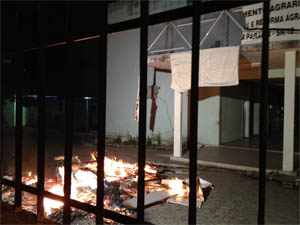 Incêndio foi provocado por manifestantes do MST, segundo polícia (Foto: Walter Paparazzo/G1)