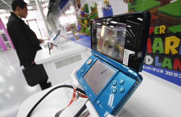 Consumidor experimenta o portátil Nintendo 3DS em uma loja de Tóquio (Foto: Toru Hanai/Reuters)