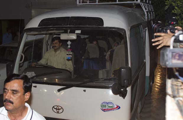 Minivan com a família de Bin Laden em Islamabad, capital do Paquistão, nesta quinta-feira (26) (Foto: Reuters)