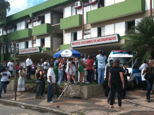 Tumulto ambulância Pedro (Foto: Versanna Carvalho/ G1)