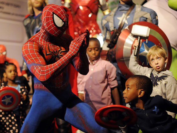 Na foto, crianças brincam com um ator fantasiado de Homem-Aranha. (Foto: REUTERS/Keith Bedford)