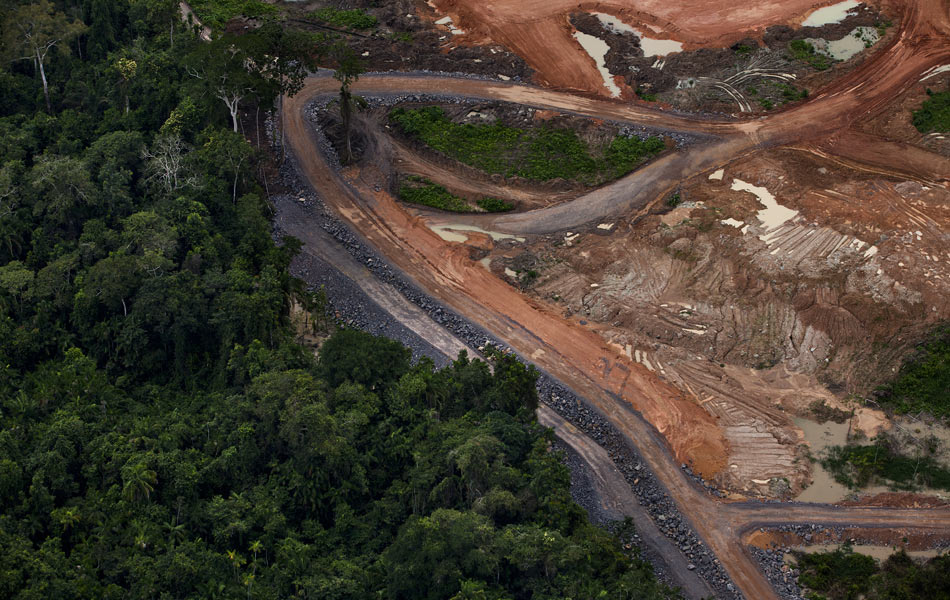 O Greenpeace fez dois sobrevoos em Belo Monte neste ano e é visível que as obras da usina estão em estágio avançado na região de Altamira, PA.