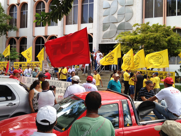 Trabalhores realizam manifestação na Assembleia Legislativa em João Pessoa, Paraíba (Foto: Walter Paparazzo/G1)