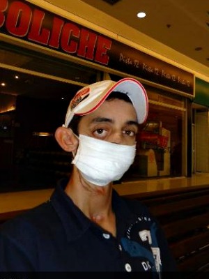 Muitas vezes, Oziel usa máscara para sair às ruas. (Foto: Arquivo pessoal)