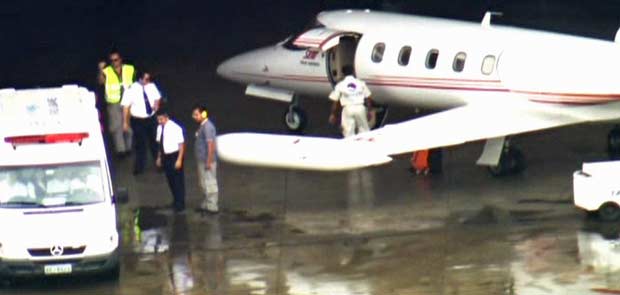 Avião que fez o traslado estacionado em hangar (Foto: Reprodução/TV Globo)