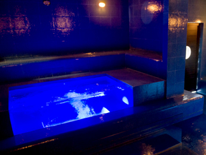 Piscina com água resfriada ficará dentro de sauna a vapor (Foto: Raul Zito / G1)