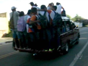 Alunos se seguram nas ferragens do veículo e formam uma "pirâmide humana". (Foto: TV Verdes Mares Cariri/Reprodução)