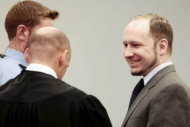 O ultradireitista Anders Behring Breivik  sorri nesta sexta-feira (27) no tribunal em Oslo (Foto: AP)