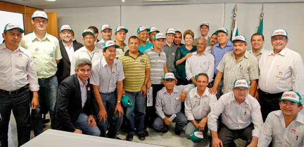 Dilma em encontro com trabalhadores rurais (Foto: Roberto Stuckert Filho / Presidência)