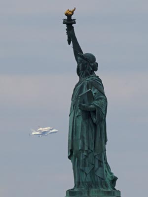 Enterprise passa pela Estátua da Liberdade (Foto: Michael Heiman/Getty Images North America/AFP)