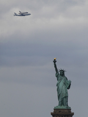 Acoplada a um avião, Enterprise sobrevoa a Estátua da Liberdade (Foto: Reuters/Brendan McDermid)
