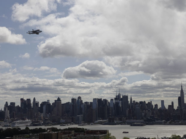 Enterprise acima dos prédios de Manhattan, em Nova York (Foto: AP Photo/Julio Cortez)